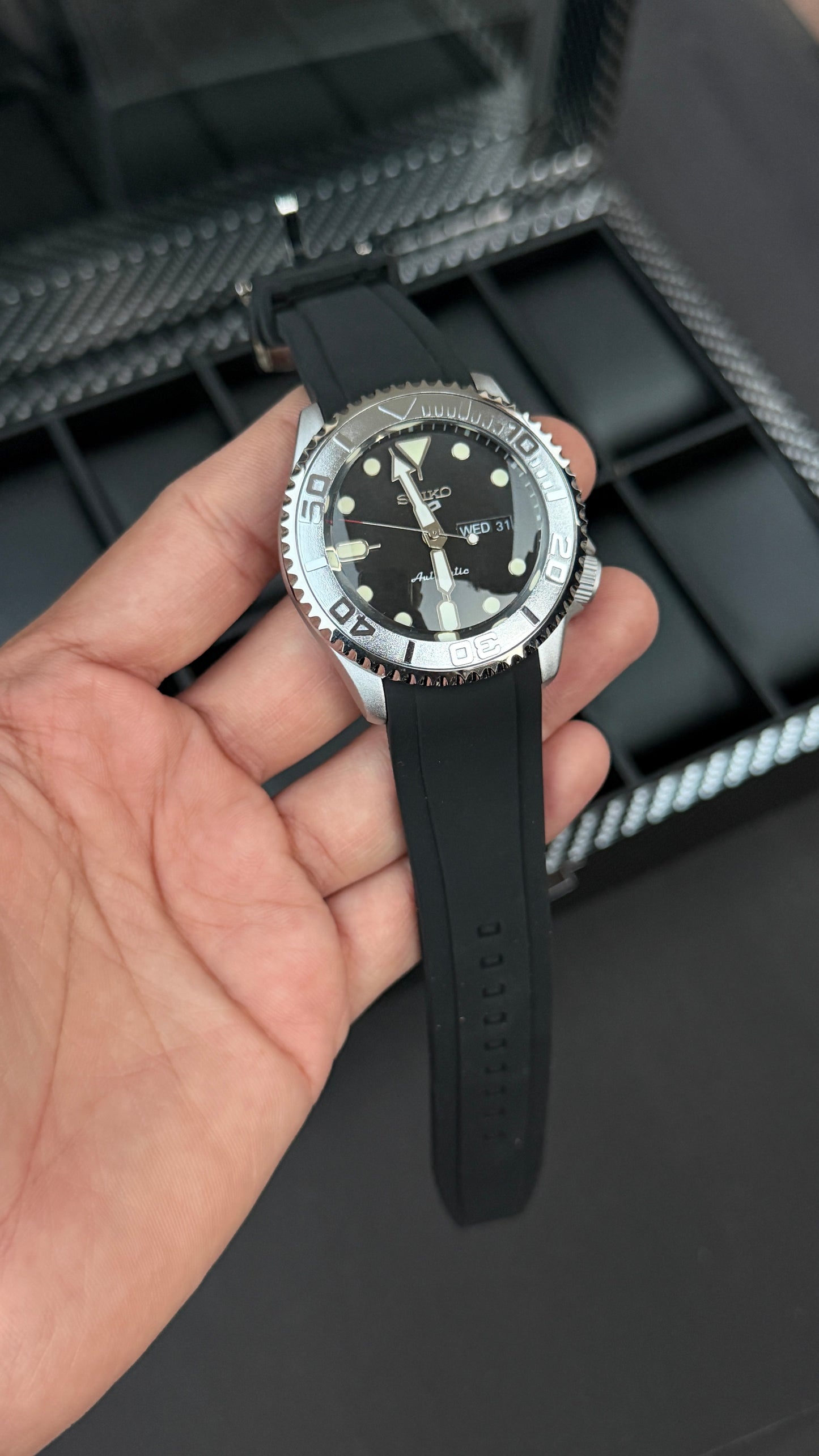 seeiko 5 premium luxury silver black smooth movement mens watch