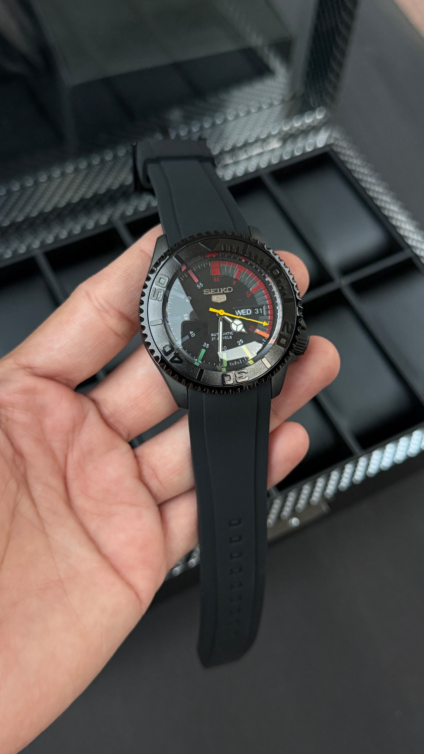 seeiko 5 premium luxury rainbow dial black smooth movement mens watch